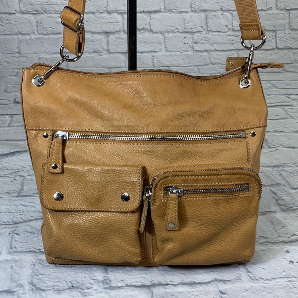 Fossil Gold Leather Crossbody shoulder bag. Zip closure. Pockets Adj Strap